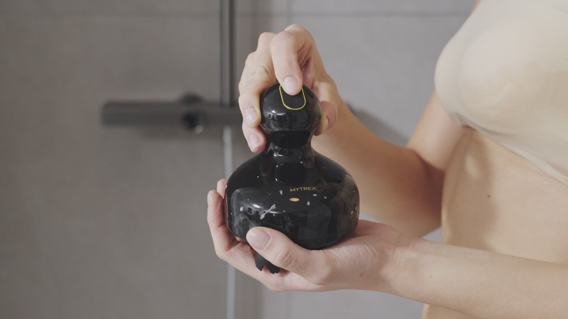 Load video: mytrex-ems-red-light-scalp-massager